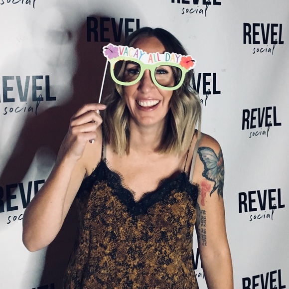 Meet your Posher, Lonni - Picture 1 of 1